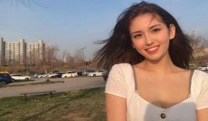 Jeon Somi Berpose Dengan Teman Sekolah, Fans Tidak Menyangka Dia Masih Anak SMA